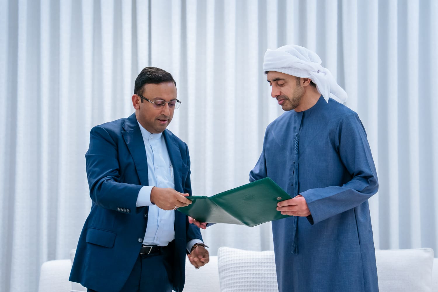 আমিরাতের স্বরাষ্ট্রমন্ত্রীকে প্রধানমন্ত্রীর বার্তা দিলেন পররাষ্ট্র উপদেষ্টা