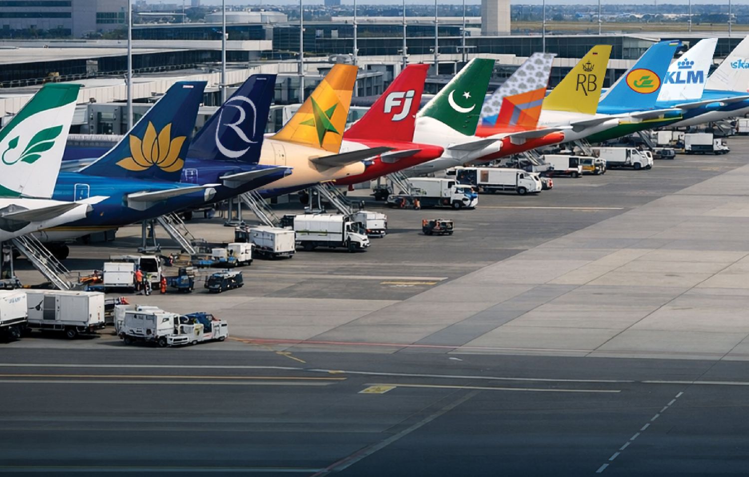 বাজার আছে, এয়ারলাইন্স প্রস্তুত: টার্মিনালের অভাবে উড়ছে না নতুন ফ্লাইট