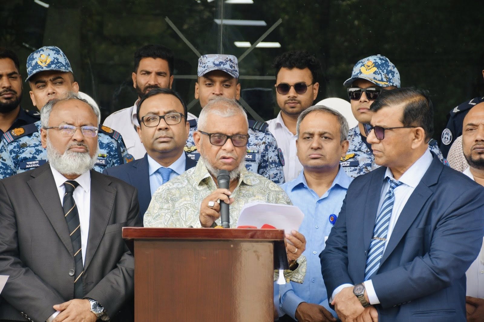 মধ্যপ্রাচ্যে ক্ষেপণাস্ত্র হামলায় নিহত বাংলাদেশি কর্মীর মরদেহ গ্রহণ করলেন প্রবাসী কল্যাণমন্ত্রী