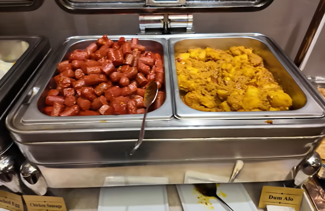 ঢাকা বিমানবন্দরের লাউঞ্জে কোন মানের খাবার পরিবেশন করা হয়?