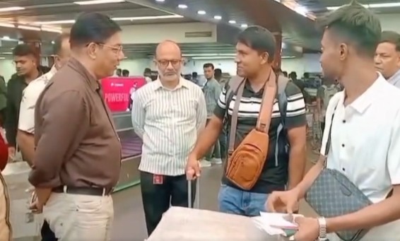শাহজালালে আকস্মিক পরিদর্শনে মন্ত্রী, যাত্রীদের কাছে জানতে চাইলেন লাগেজের অভিজ্ঞতা